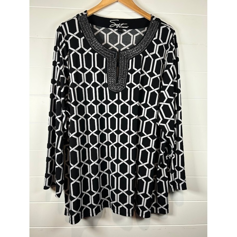 Soft by Avenue Womens Plus Size 26/28 Black White Geometric Beaded Tunic Top